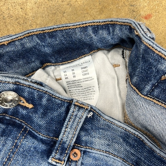 American Eagle Outfitters Mom Jean with raw hem
Size: 00 short - Picture 4 of 5